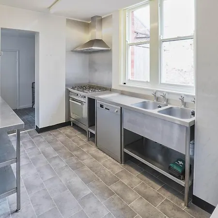 Host & - Cook's Quarters * ويتبي