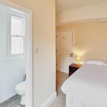 Host & - Cook's Quarters * ويتبي